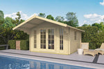 Een gezellig houten tuindeco-poolhouse met een zadeldak en grote glazen deuren met uitzicht op een sereen zwembad in de achtertuin, vergezeld van comfortabele ligstoelen buiten, die uitnodigen tot ontspanning op een zonnige dag.