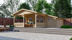 Een ruime houten hut met een overdekte veranda, gelegen in een serene tuin met weelderige bomen en moderne groenvoorzieningen, opgebouwd uit Interflex Houten tuinhuis Compleet 50'er 4×4+3Z 565 x 715 x 267 cm.