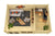 Houten tuinhuis Flow 595 x 400 x 230 cm: Bovenaanzicht van een ruim tuinhuis met een zitgedeelte en een kitchenette. Het tuinhuis is ingericht met een bank, stoelen, een salontafel en een keukenblok.