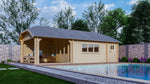 Een gezellig houten Interflex-poolhouse met een Wolfskap W4x4+3A, met uitzicht op een rustig zwembad in de achtertuin, omgeven door een goed onderhouden gazon en hoge, weelderige bomen.